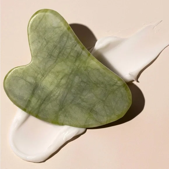 Gua Sha Stone Beauty Tool, Jade β EcoTools - Picture 17 of 17